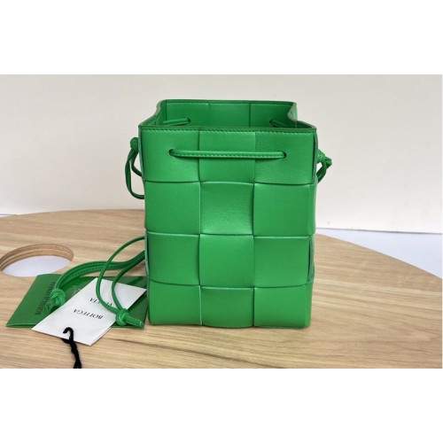 Bottega Veneta Cassette Small intreccio leather cross-body bucket bag in Green Leather Bottega Veneta Cassette Small intreccio leather cross-body bucket bag in Green Leather